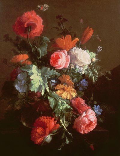 Mohnblumen, Rosen, Lilien, Gänseblümchen, eine Winde und andere Blumen in einer Glasschale auf einem Sims, mit einem Kohlweißling darüber von Elias van den Broeck